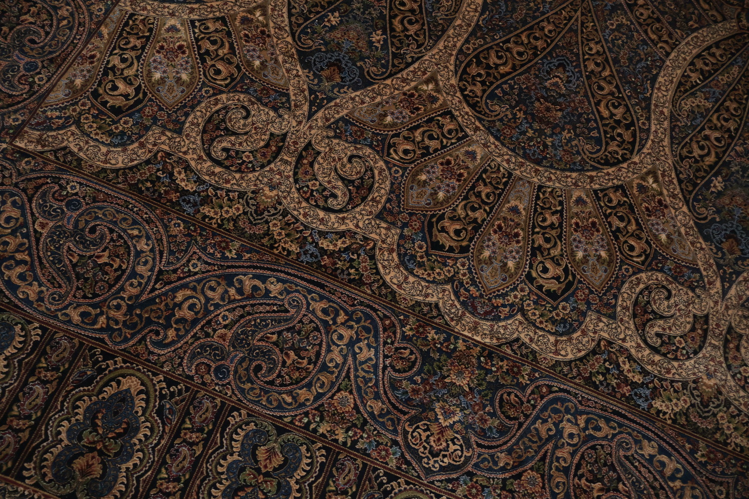 Finely Decorative Qum Area Rug 7x10 with Exquisite Detailing