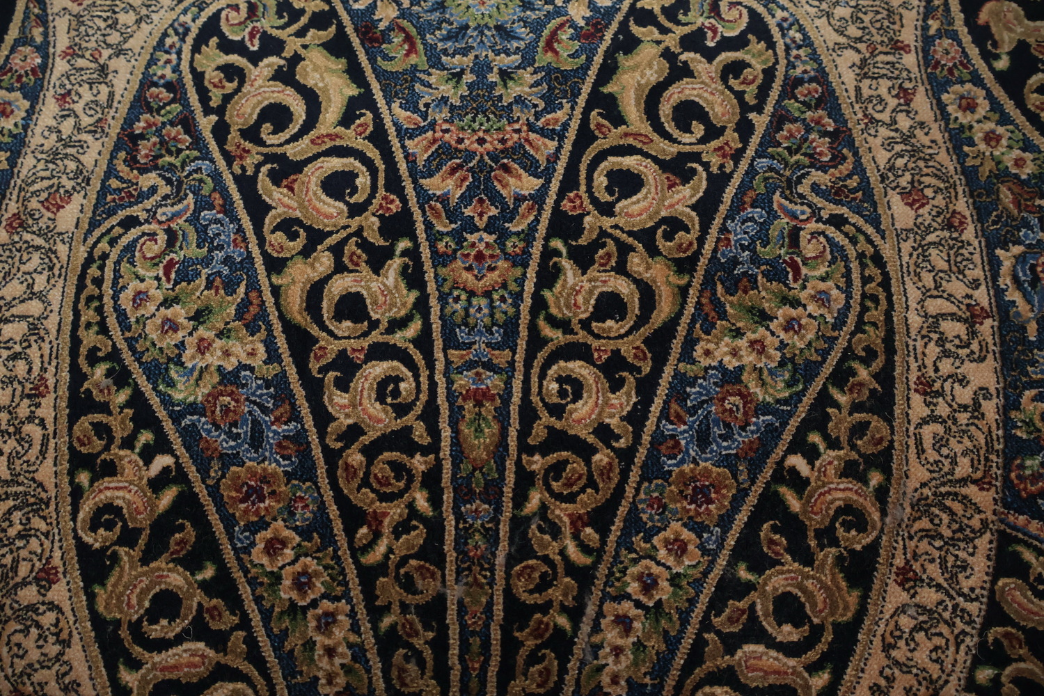Finely Decorative Qum Area Rug 7x10 with Exquisite Detailing