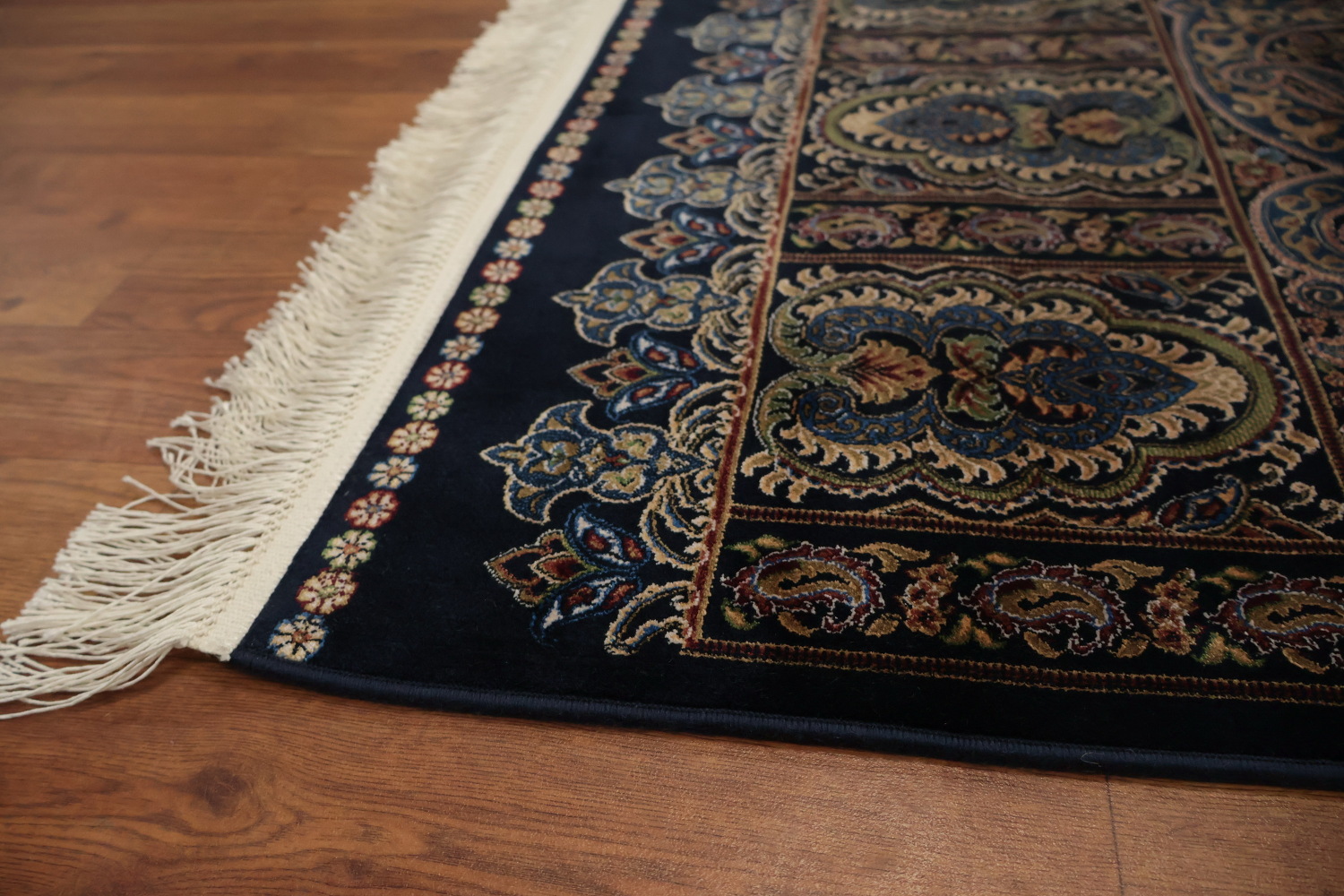Finely Decorative Qum Area Rug 7x10 with Exquisite Detailing