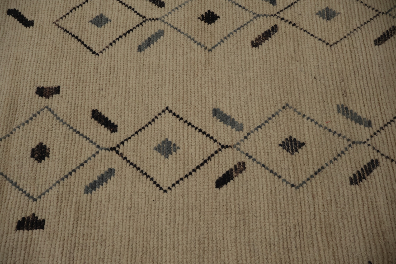 Stylish Moroccan Area Rug 7x11 Featuring Geometric Patterns