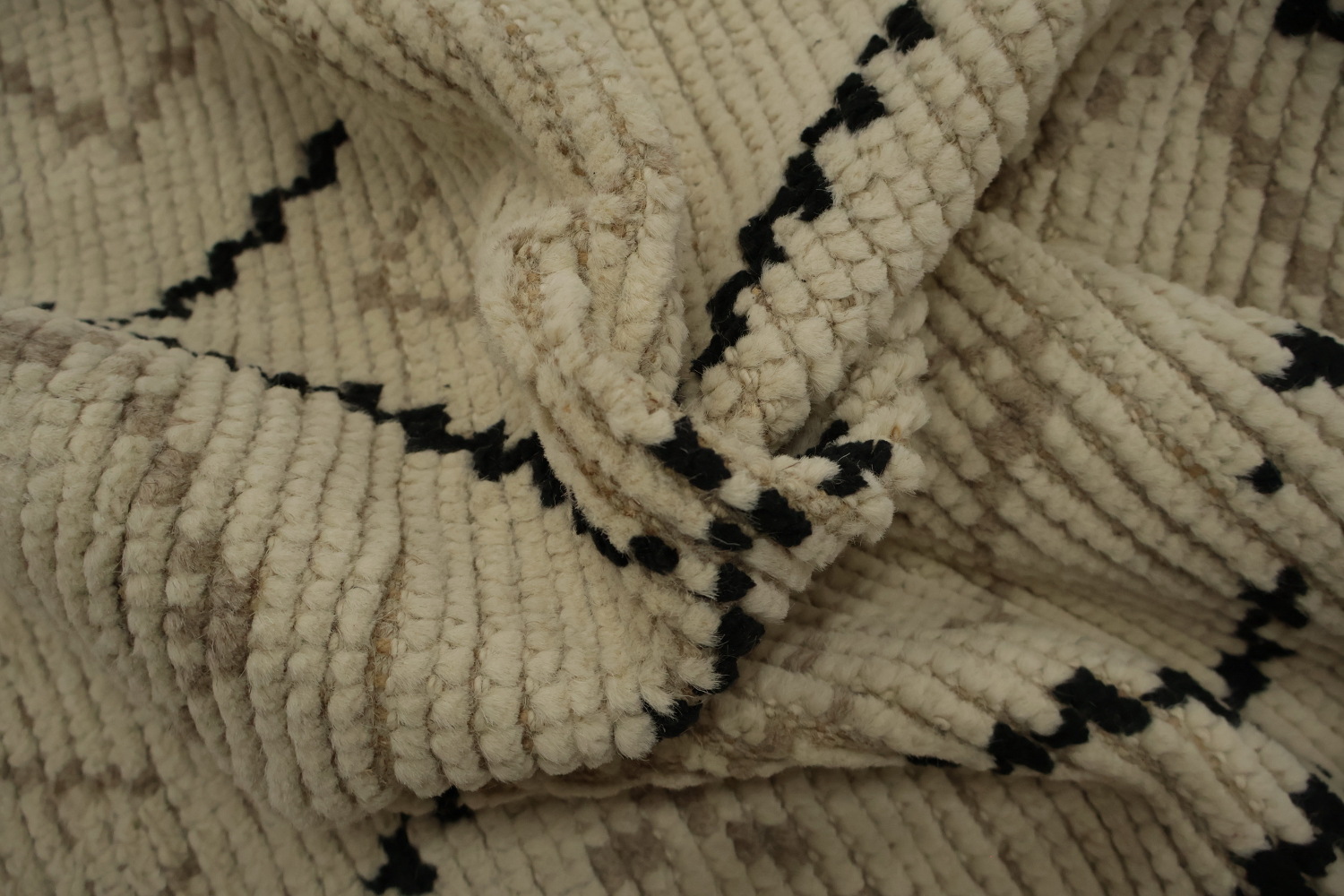 Geometric Elegance Handmade Wool Moroccan Area Rug 8x12