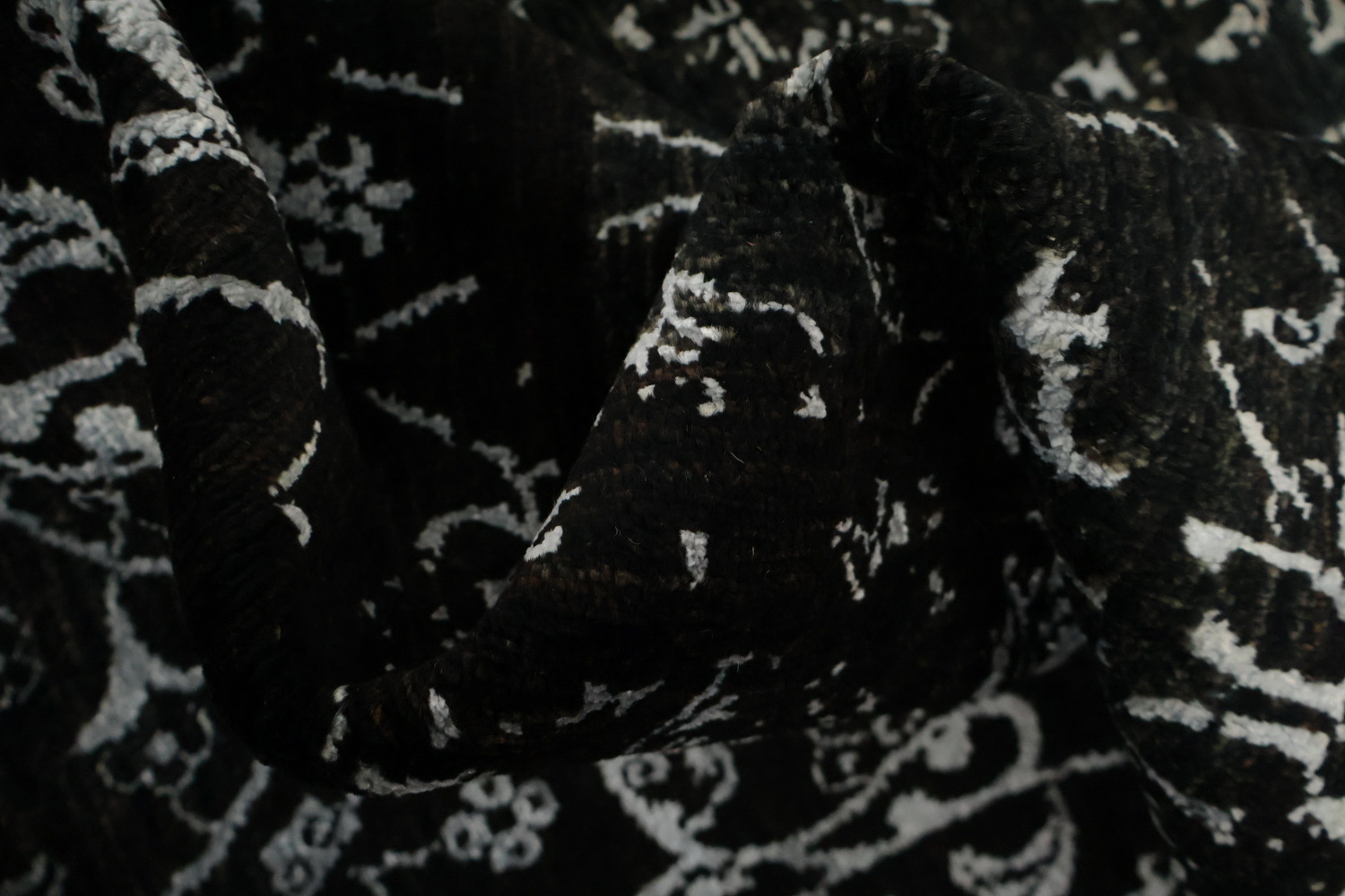 Elegant Black Damask Pattern Art & Craft Area Rug 9x13 for Luxurious Interiors