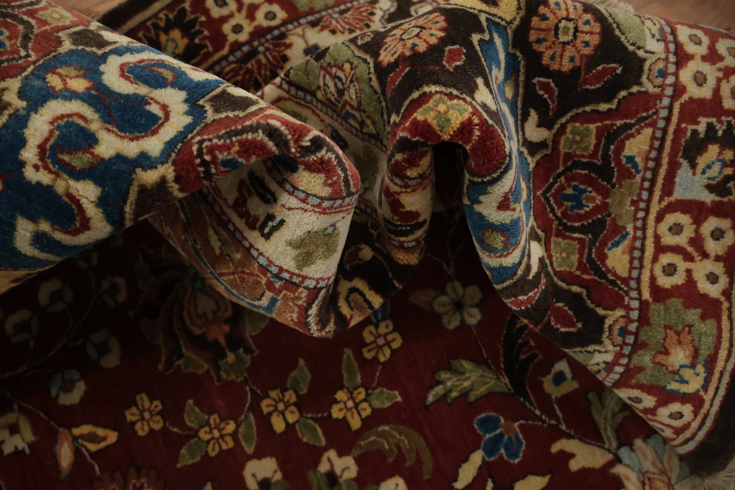 Richly Detailed Kashan Area Rug 9x12 with Classic Floral Borders
