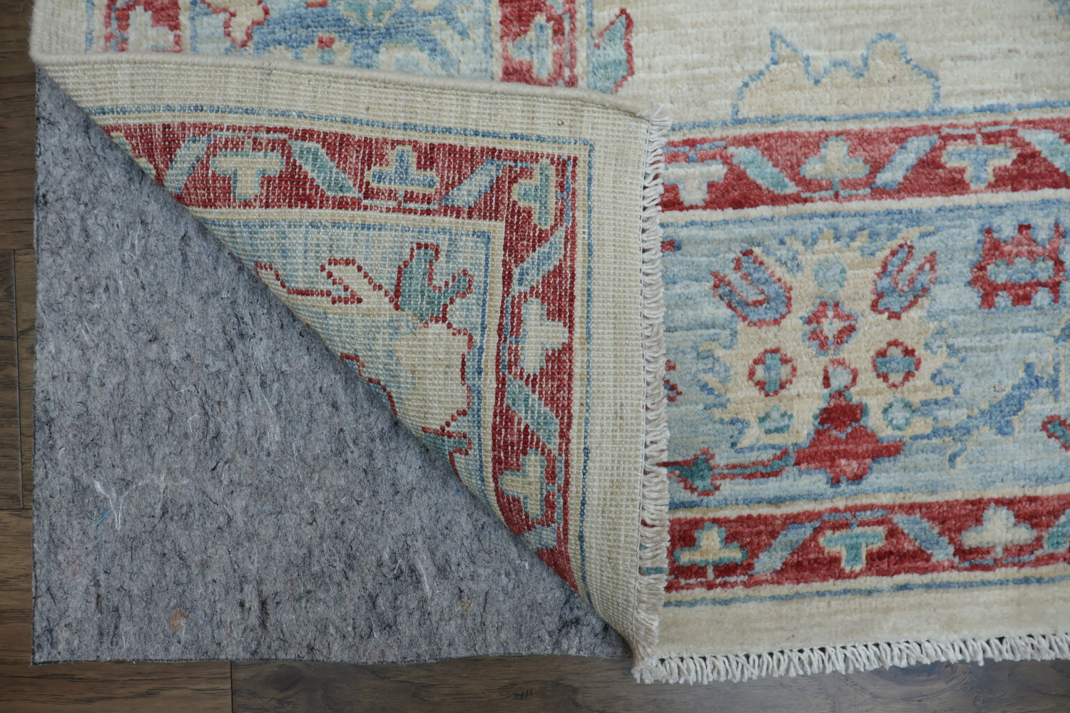 Soft Toned Ziegler Area Rug with Traditional Ornate Design Patterns 6x9