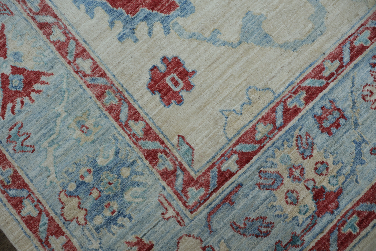 Soft Toned Ziegler Area Rug with Traditional Ornate Design Patterns 6x9