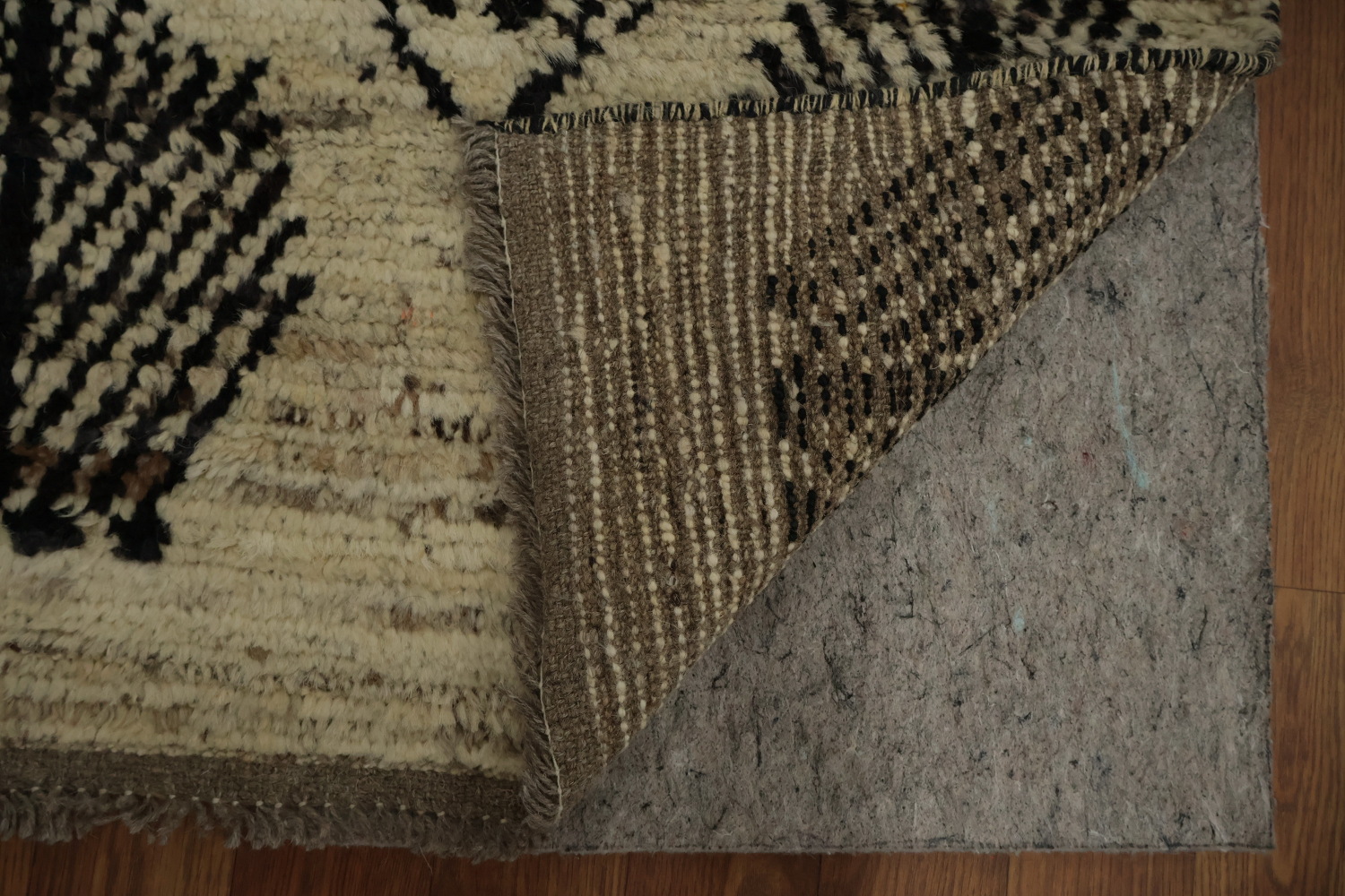 Chic Moroccan Area Rug 7x9 with Distinct Black Leaf Designs