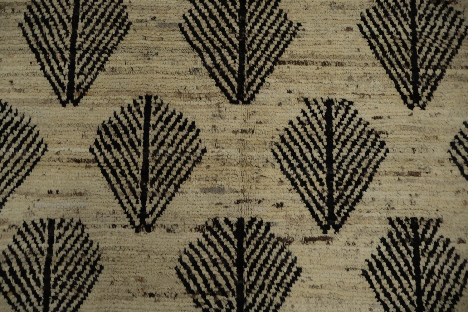 Chic Moroccan Area Rug 7x9 with Distinct Black Leaf Designs