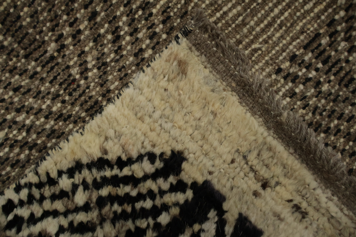 Chic Moroccan Area Rug 7x9 with Distinct Black Leaf Designs