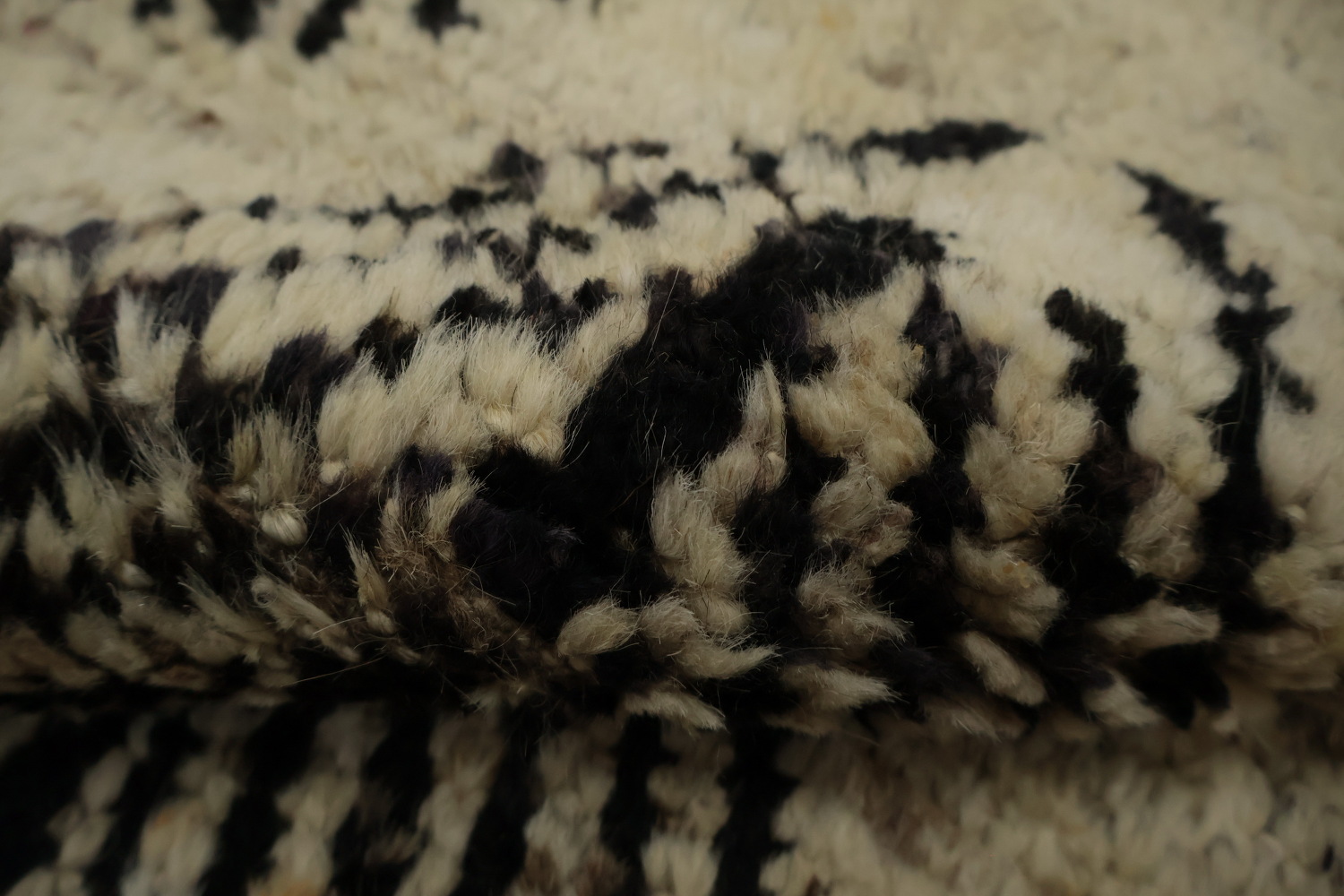 Chic Moroccan Area Rug 7x9 with Distinct Black Leaf Designs
