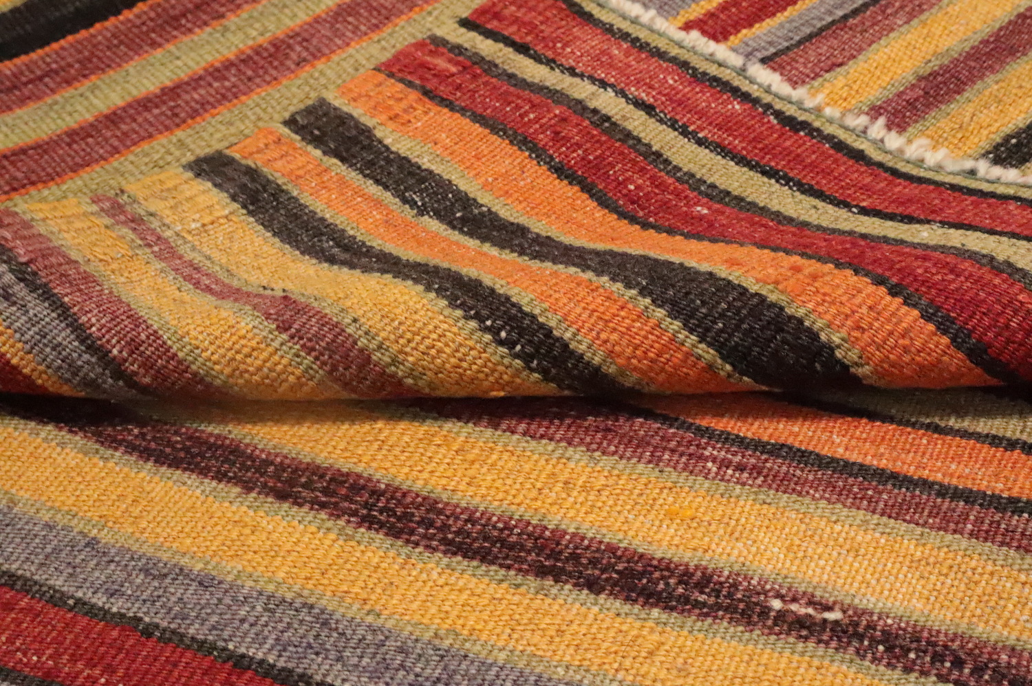 Vibrant Earth-Toned Lines Kilim Area Rug 5x9 for Living Rooms