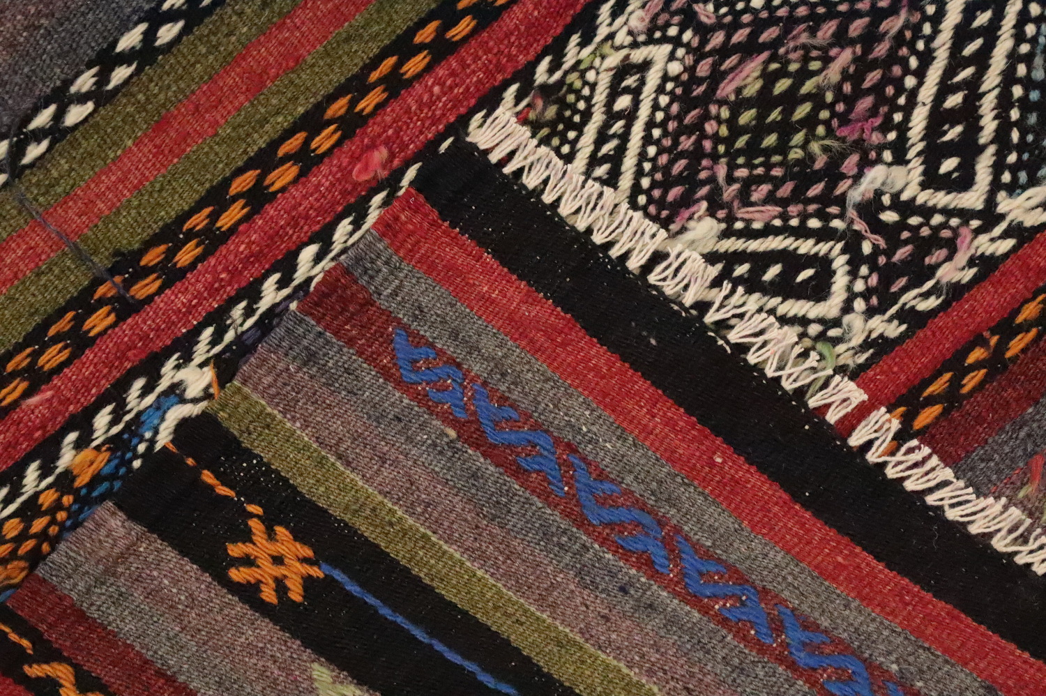 Geometric Handwoven Kilim Rug 5x7 with Rich Earthy Tones