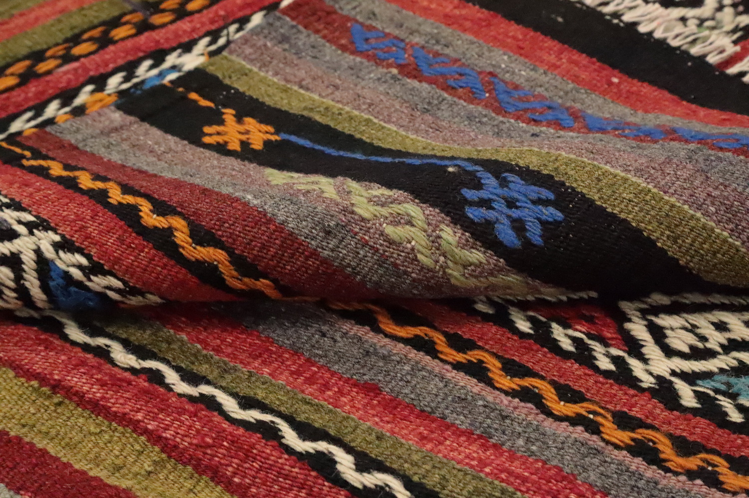 Geometric Handwoven Kilim Rug 5x7 with Rich Earthy Tones