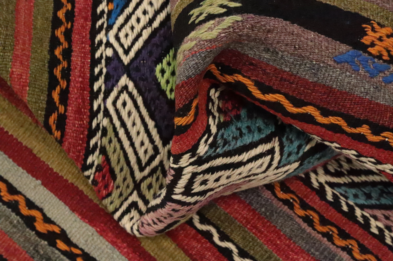 Geometric Handwoven Kilim Rug 5x7 with Rich Earthy Tones