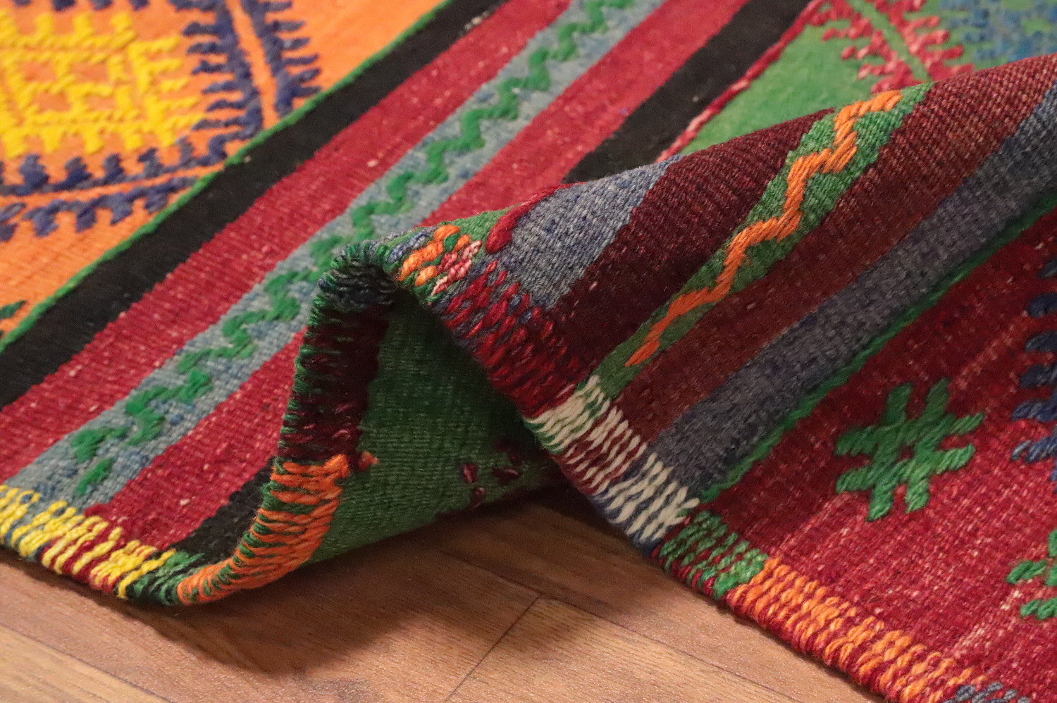 Vibrant Geometric Kilim Area Rug 6x10 for Bohemian Living Rooms