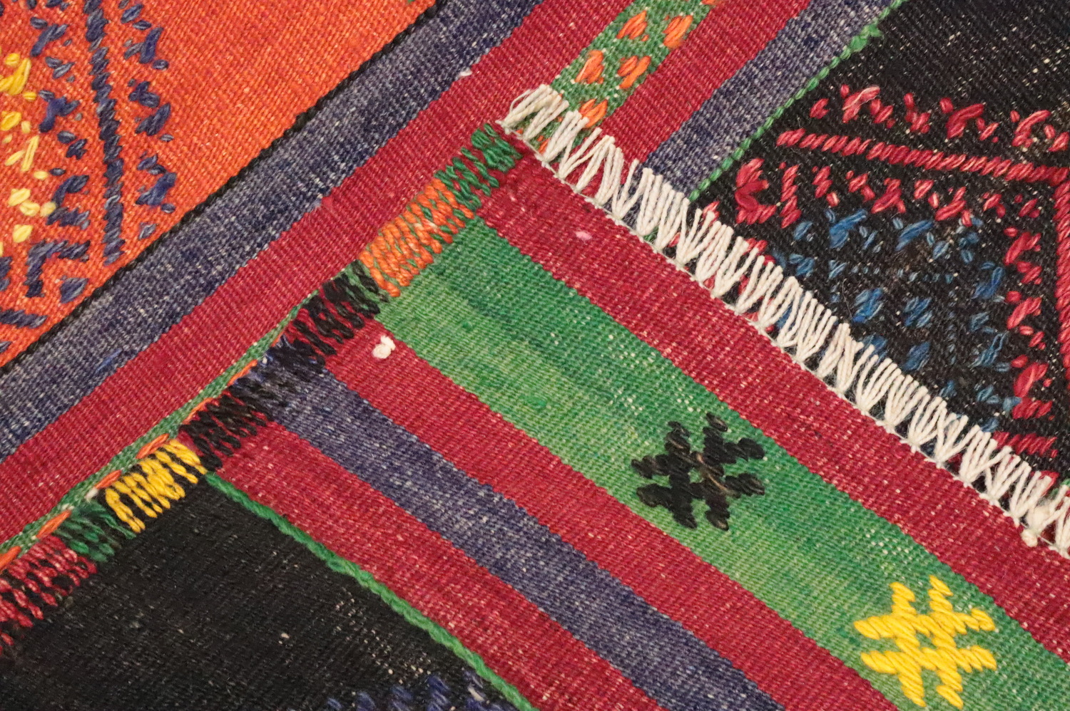 Vibrant Geometric Kilim Area Rug 6x10 for Bohemian Living Rooms