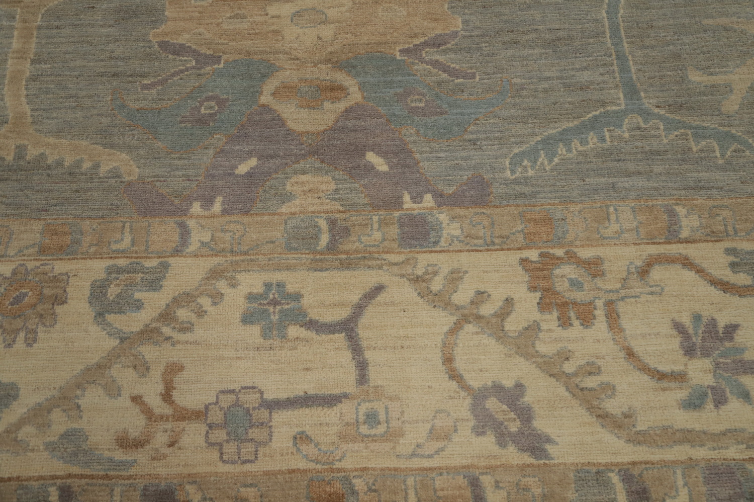 Elegant Classic Carpet with Intricate Border Design 9x12