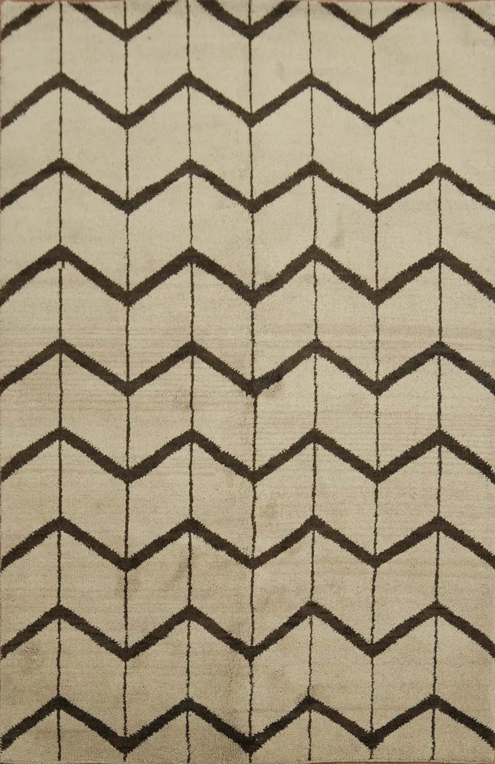 Chic Chevron Patterns: Contemporary Beige Area Rug 5x8