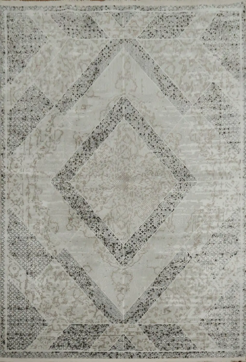 Neutral Gray and Beige Rug with Unique Diamond Motif 5x8