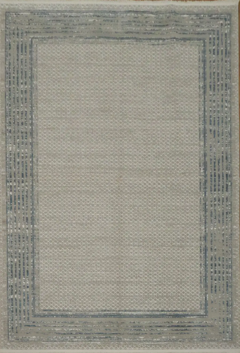 Sophisticated Dual-Tone Rug with a Classic Bordered Design 5x8