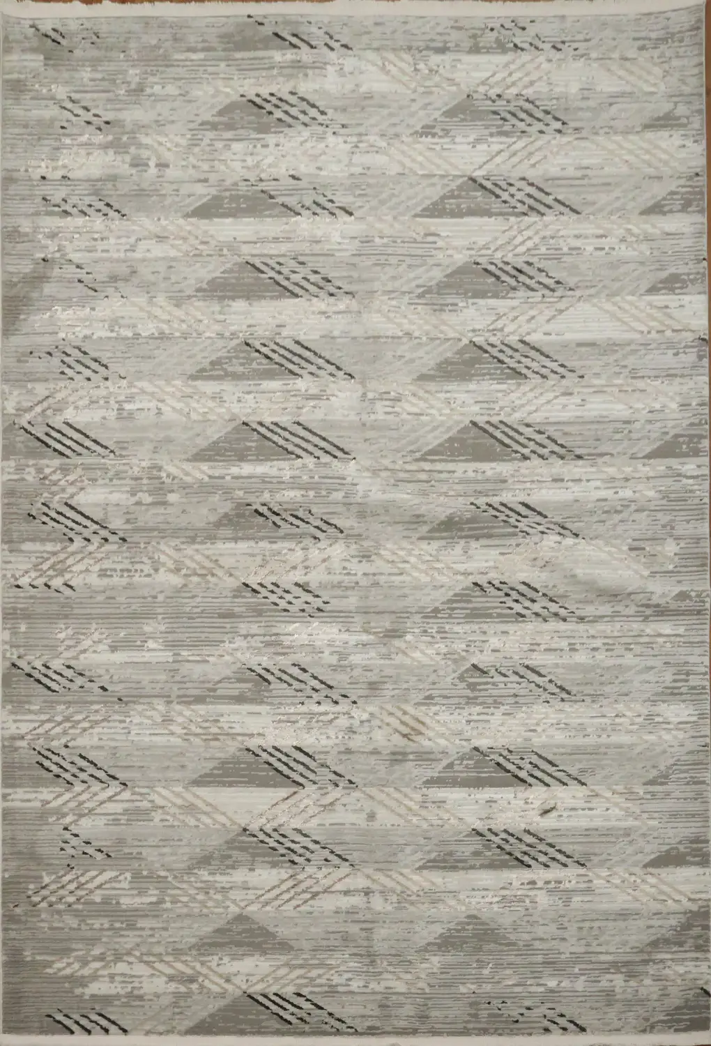 Subtle Elegance: Modern Rug with Chic Geometric Patterns 5x8