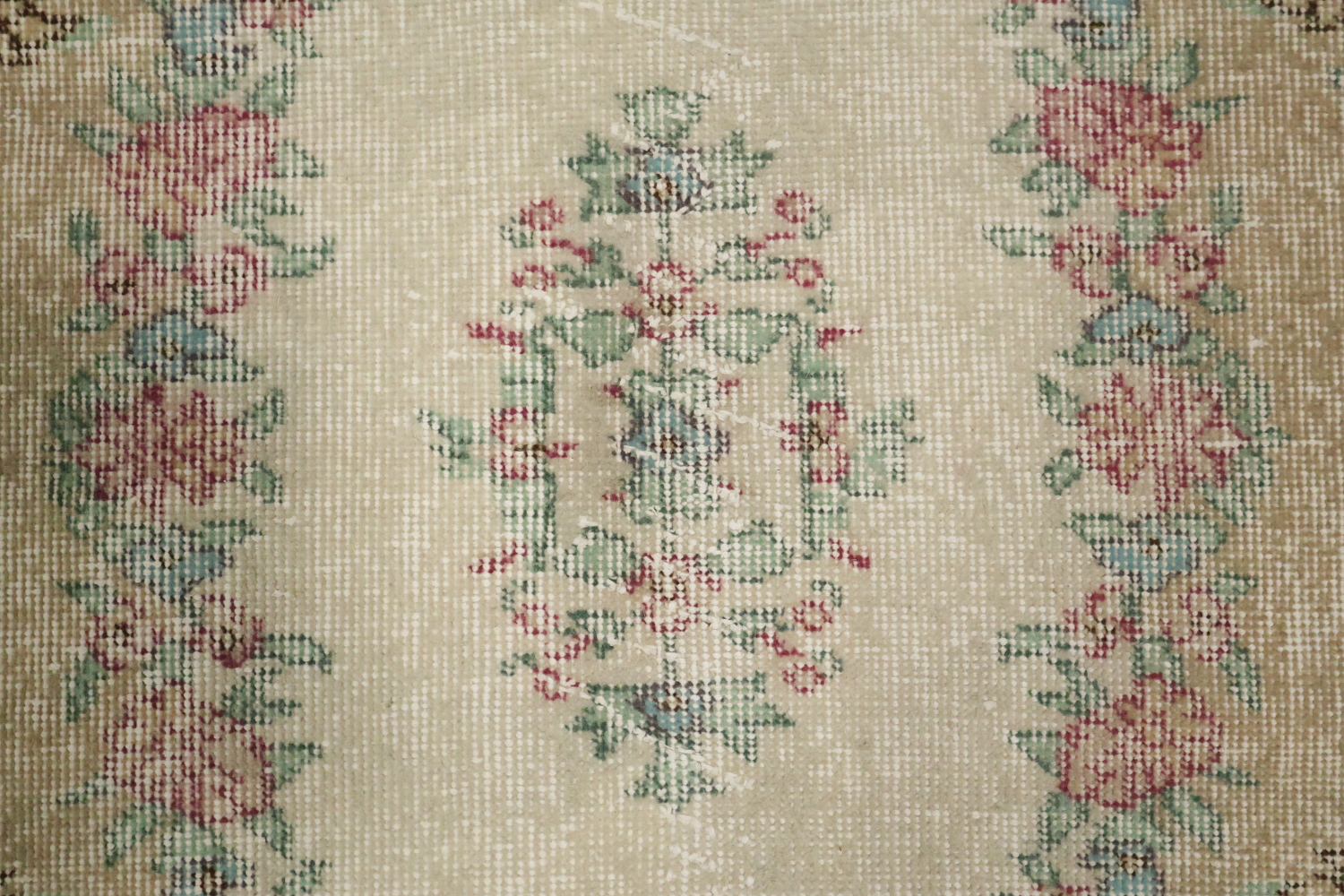Elegant Vintage Area Rug with Floral Patterns and Classic Motifs 4x7