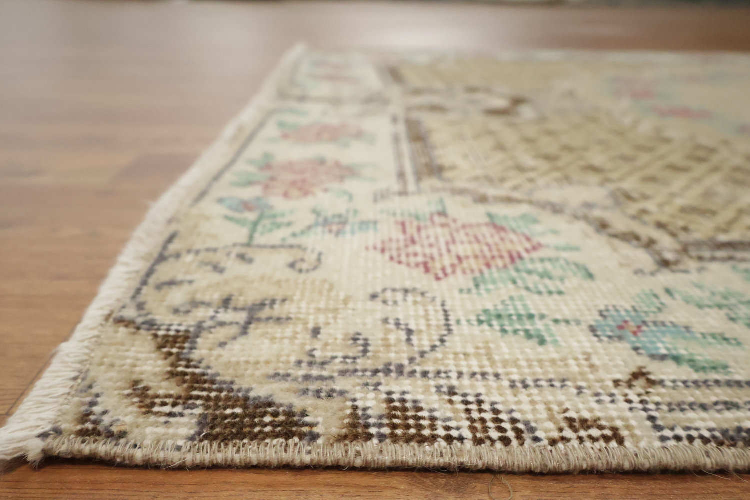 Elegant Vintage Area Rug with Floral Patterns and Classic Motifs 4x7