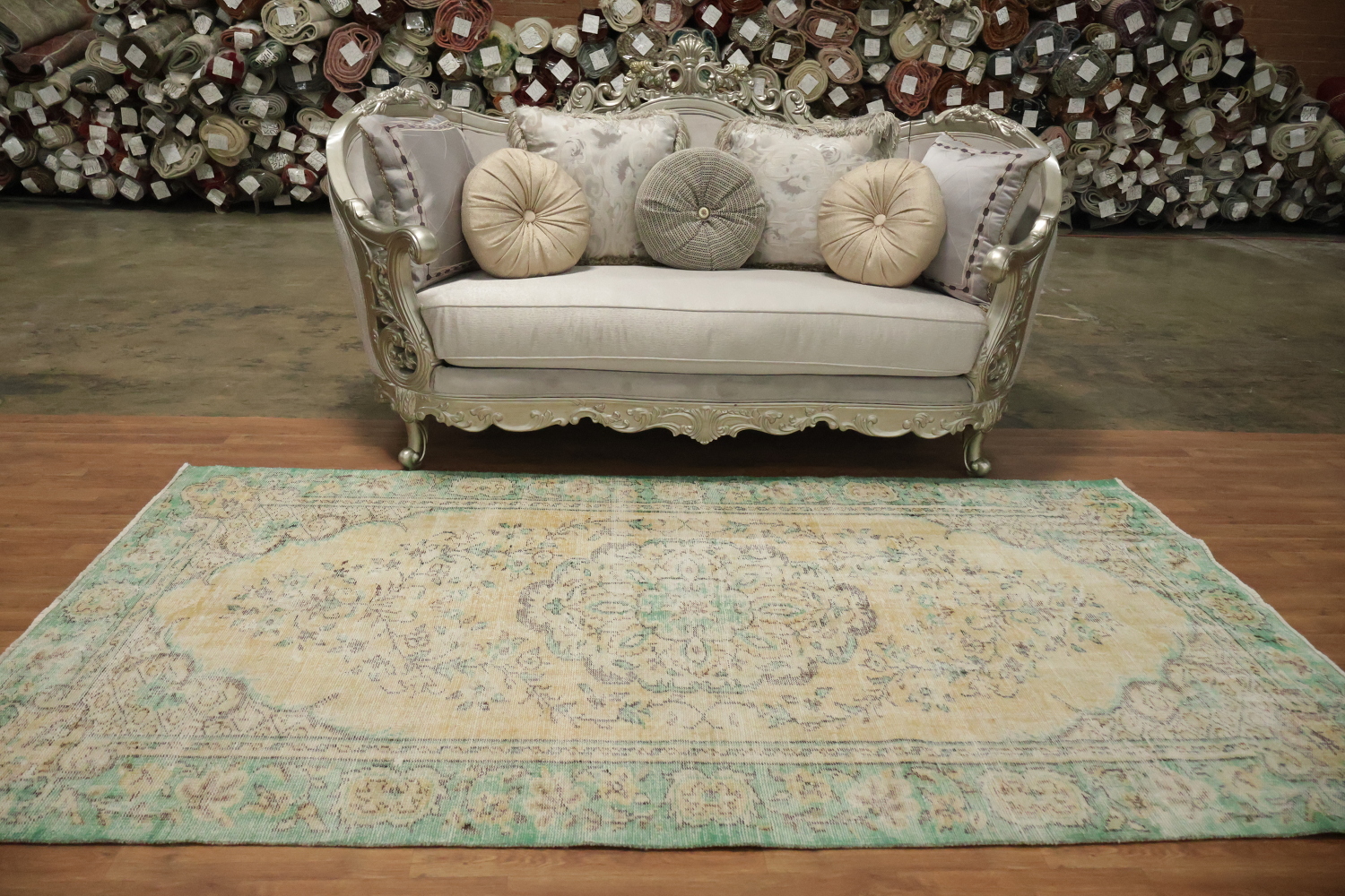 Classic Charm: Ornate Vintage Rug for Sophisticated Spaces 5x9