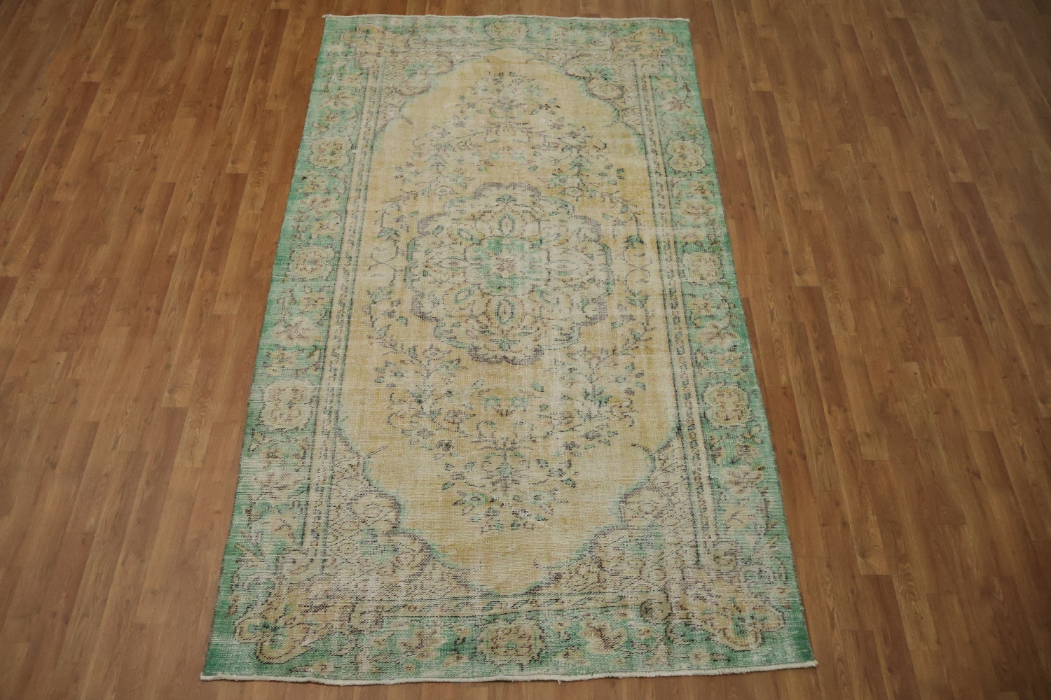 Classic Charm: Ornate Vintage Rug for Sophisticated Spaces 5x9