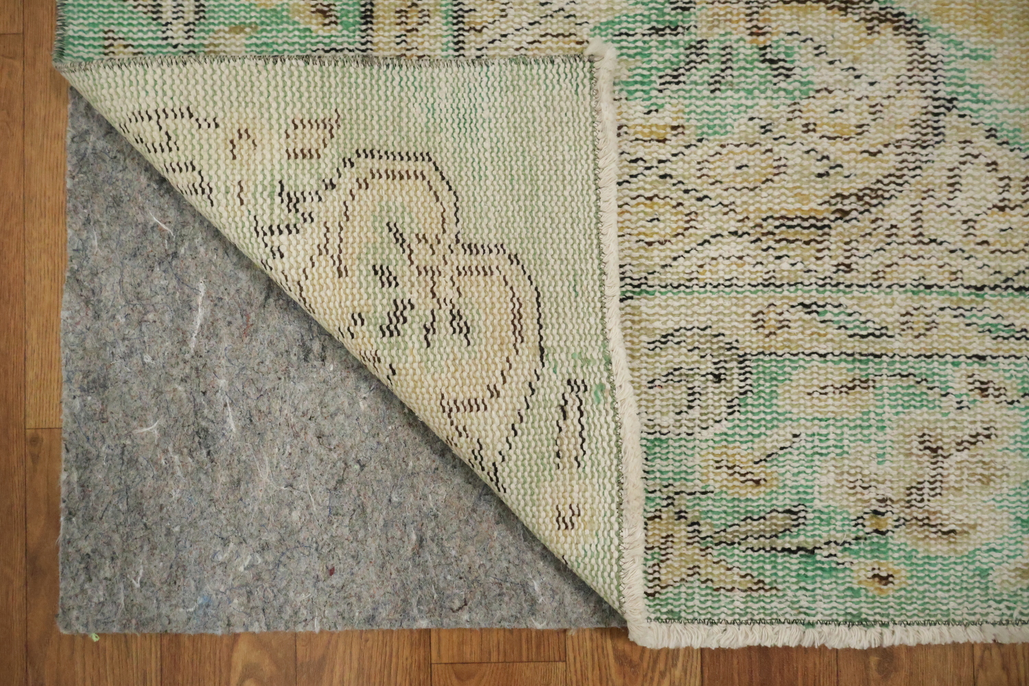 Classic Charm: Ornate Vintage Rug for Sophisticated Spaces 5x9
