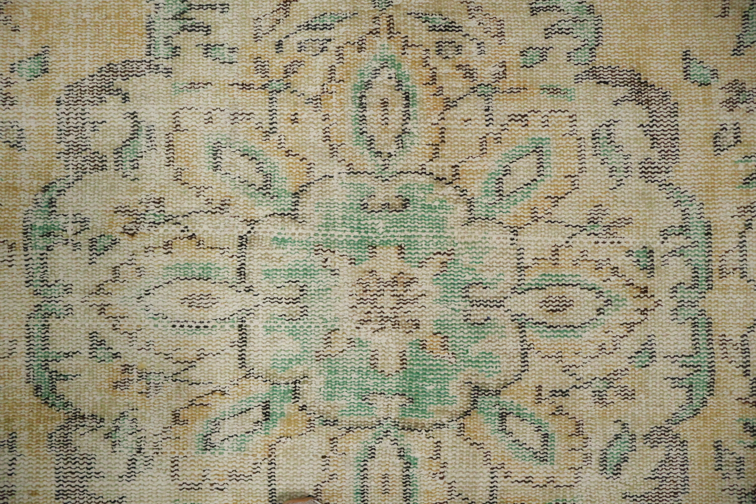 Classic Charm: Ornate Vintage Rug for Sophisticated Spaces 5x9