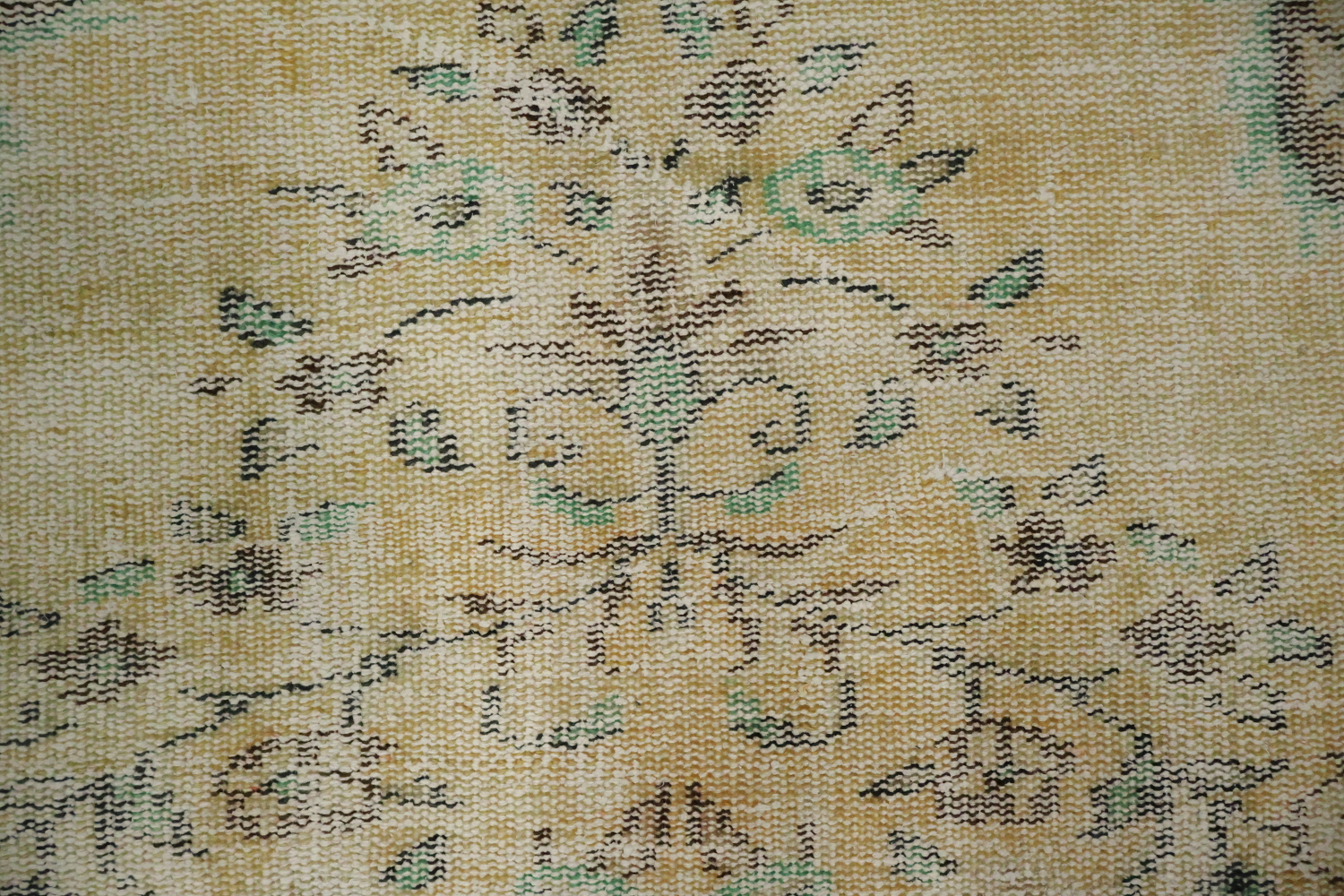Classic Charm: Ornate Vintage Rug for Sophisticated Spaces 5x9