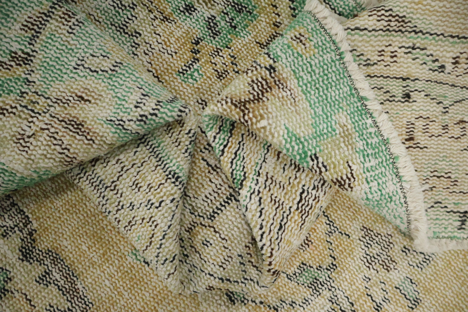Classic Charm: Ornate Vintage Rug for Sophisticated Spaces 5x9