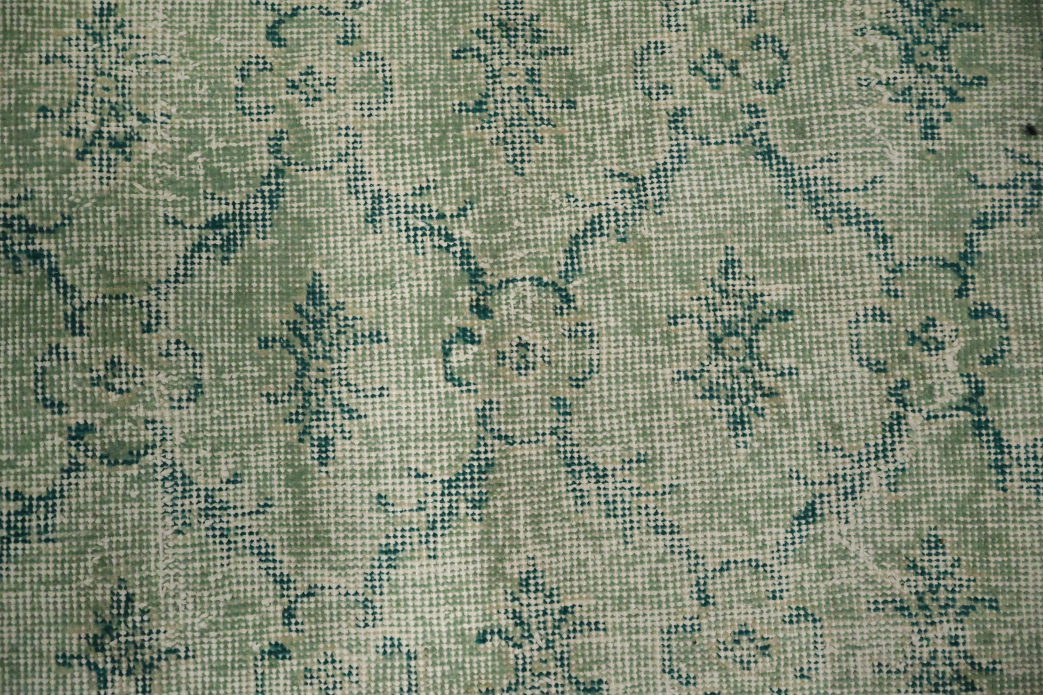 Green Distressed Pattern Rug, Perfect for Classic Home Interiors 4x7
