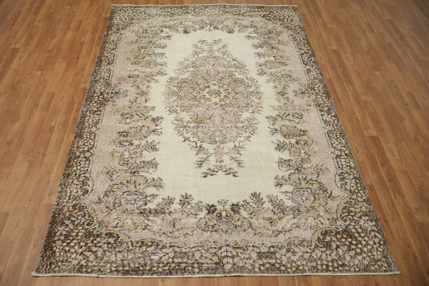 Elegant Vintage-Inspired Rug for Timeless Style and Comfort 6x9