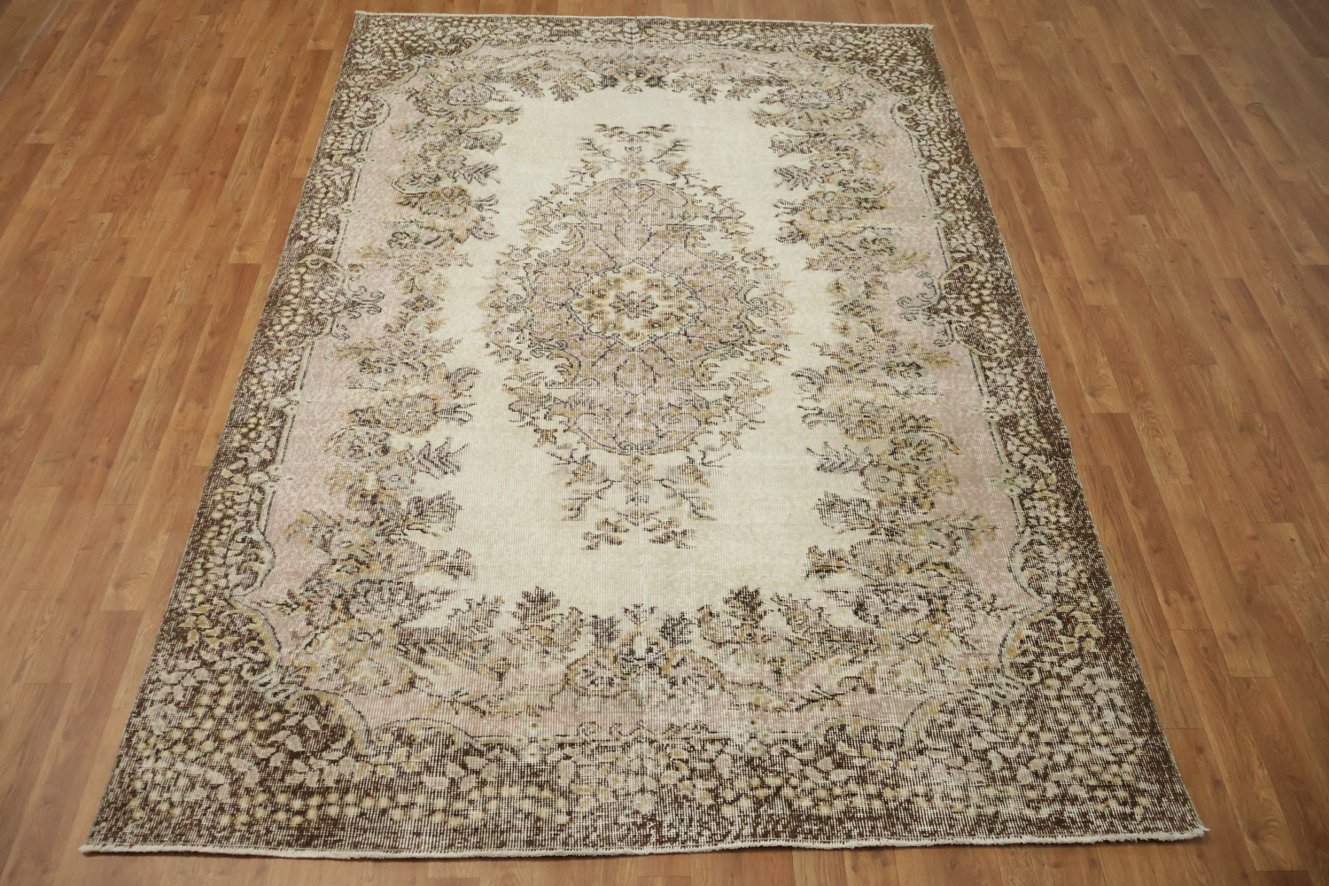 Elegant Vintage-Inspired Rug for Timeless Style and Comfort 6x9