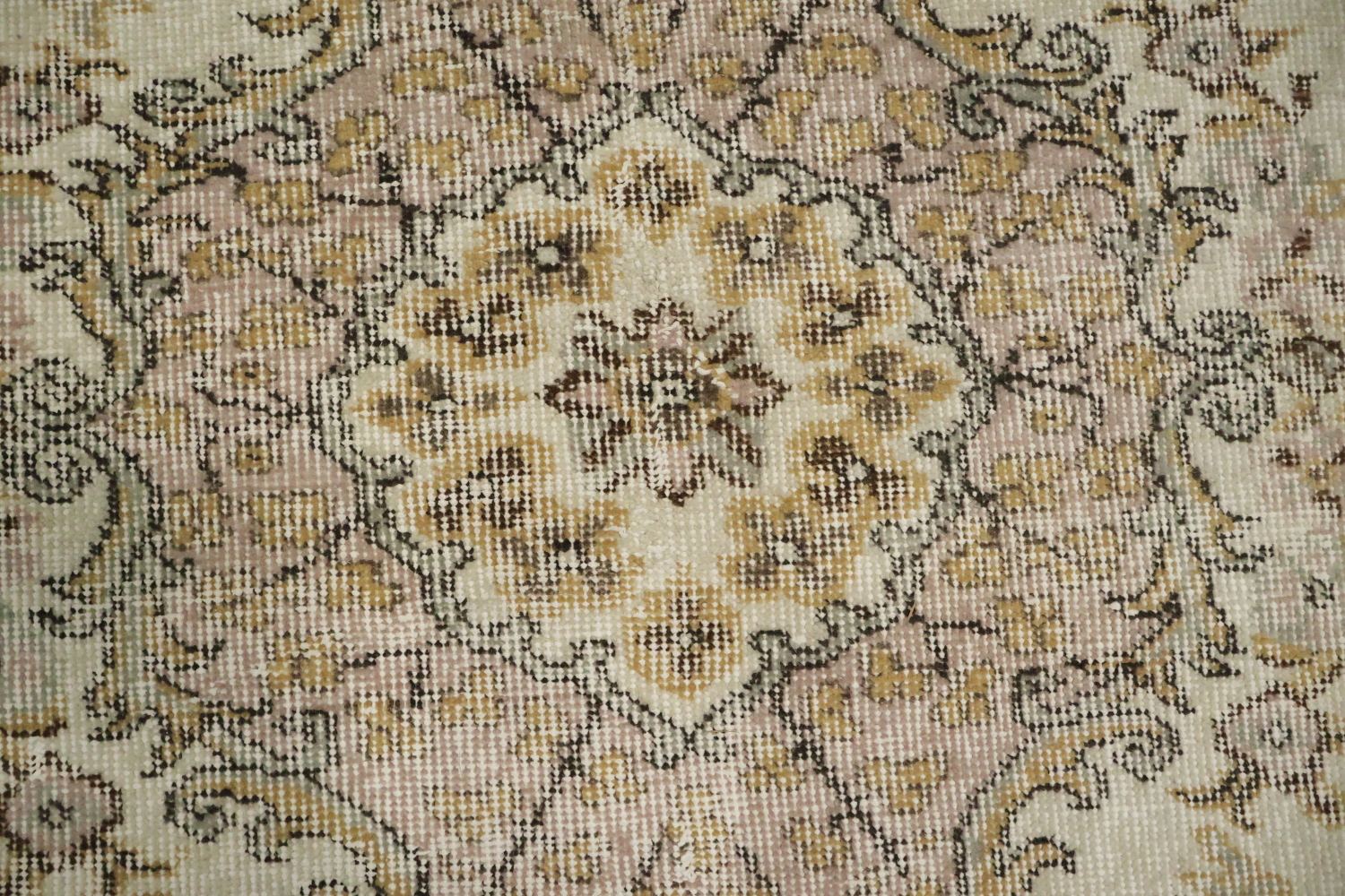 Elegant Vintage-Inspired Rug for Timeless Style and Comfort 6x9
