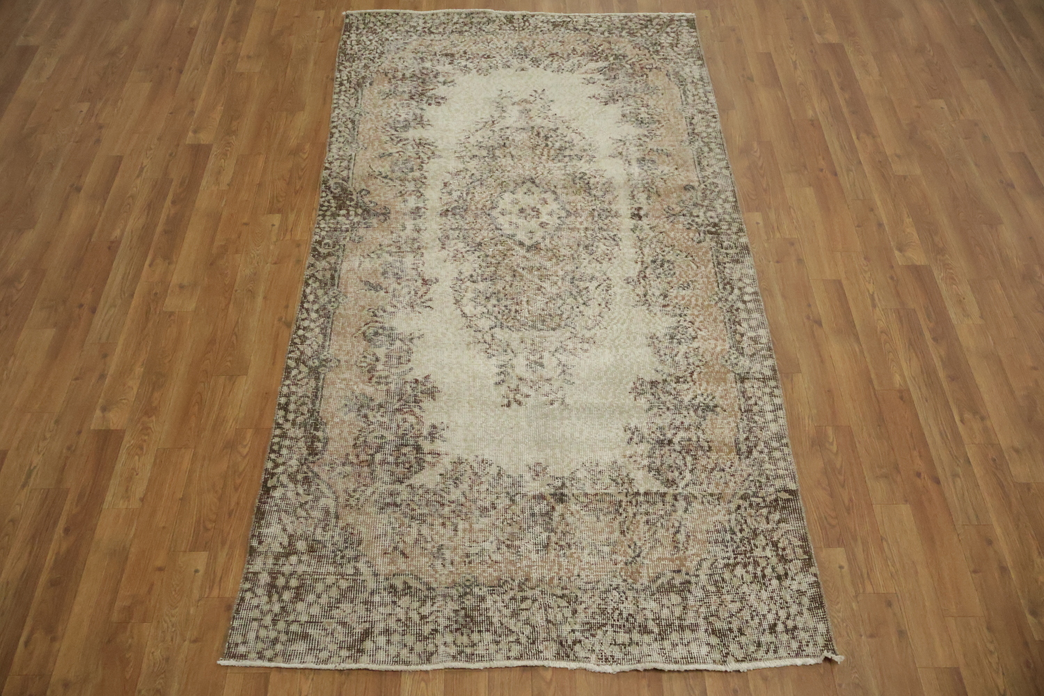 Timeless Elegance: Traditional Floral Area Rug for Living Spaces 4x7