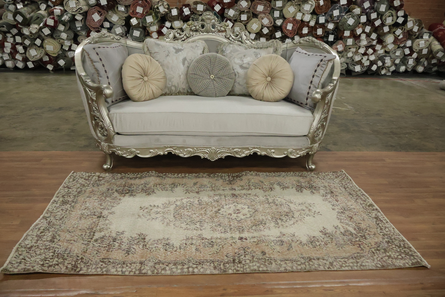 Timeless Elegance: Traditional Floral Area Rug for Living Spaces 4x7