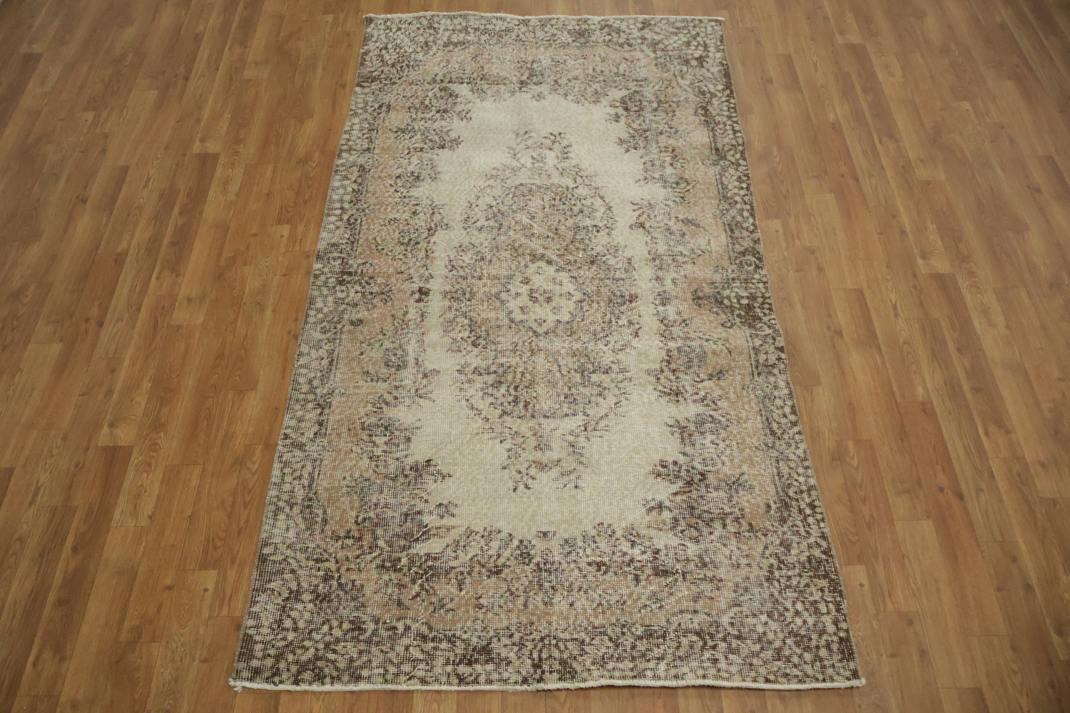 Timeless Elegance: Traditional Floral Area Rug for Living Spaces 4x7