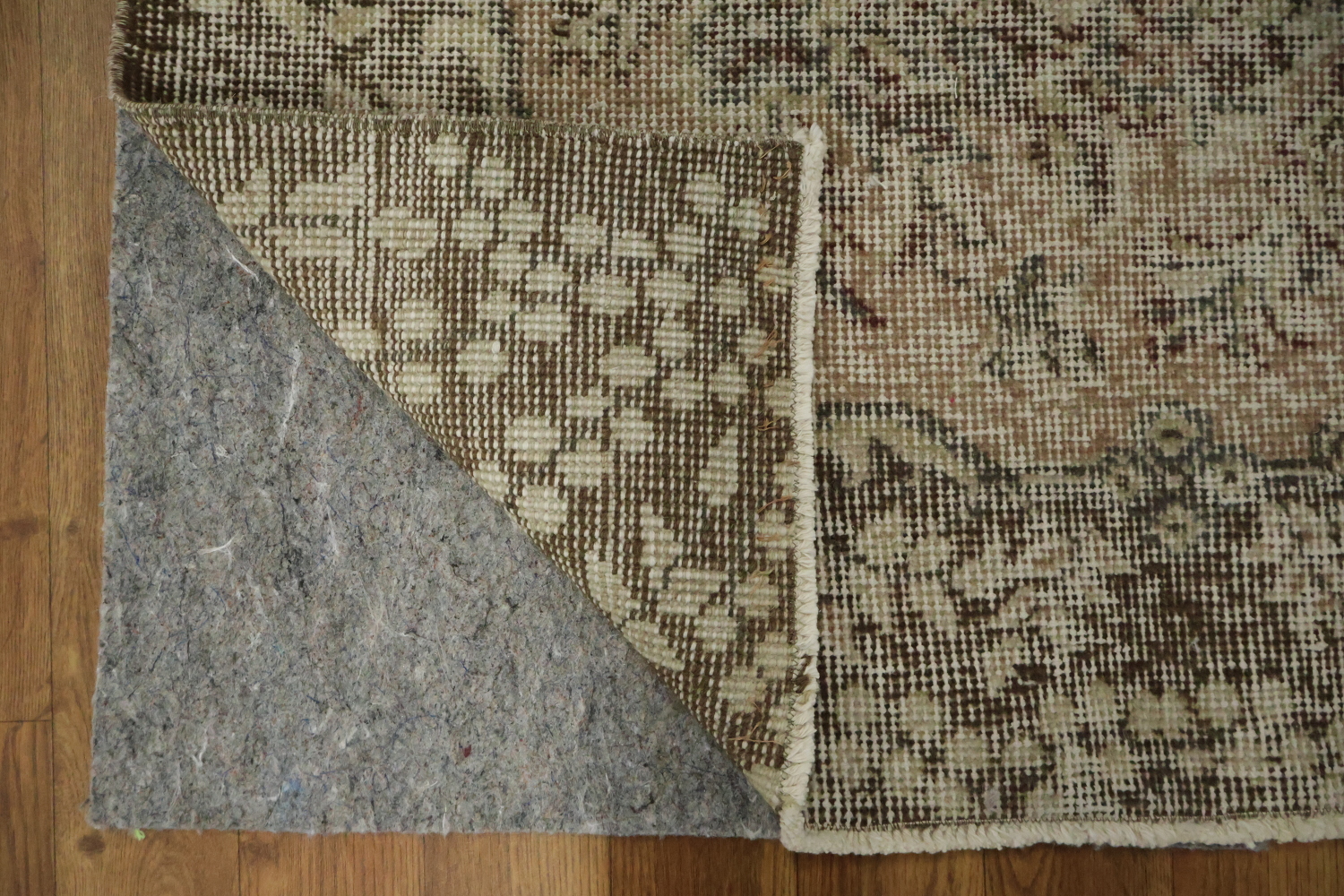 Timeless Elegance: Traditional Floral Area Rug for Living Spaces 4x7