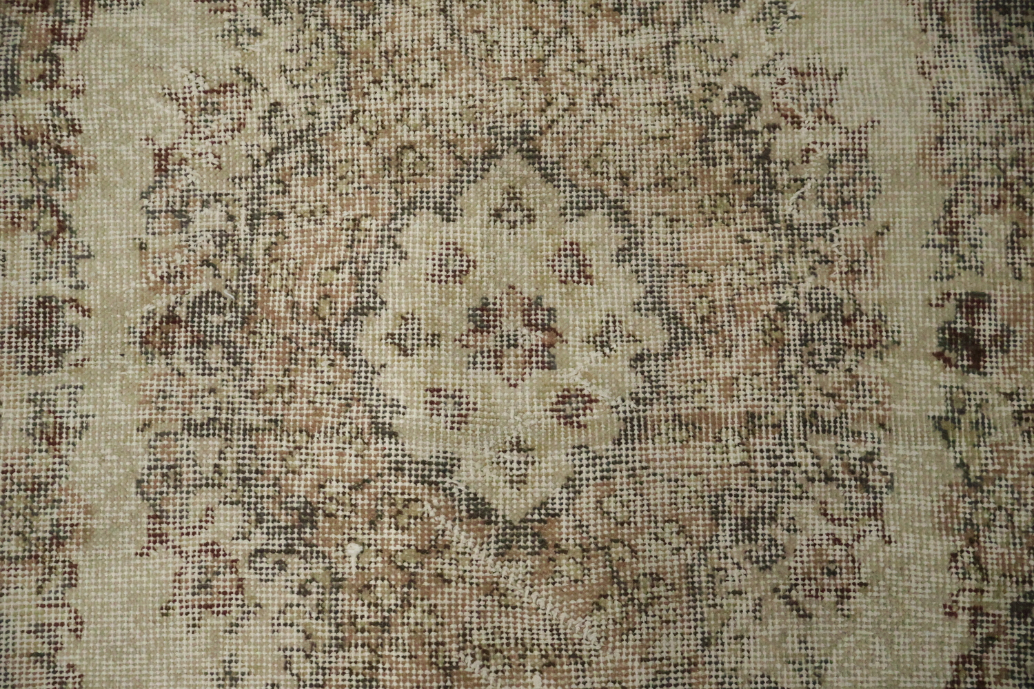 Timeless Elegance: Traditional Floral Area Rug for Living Spaces 4x7