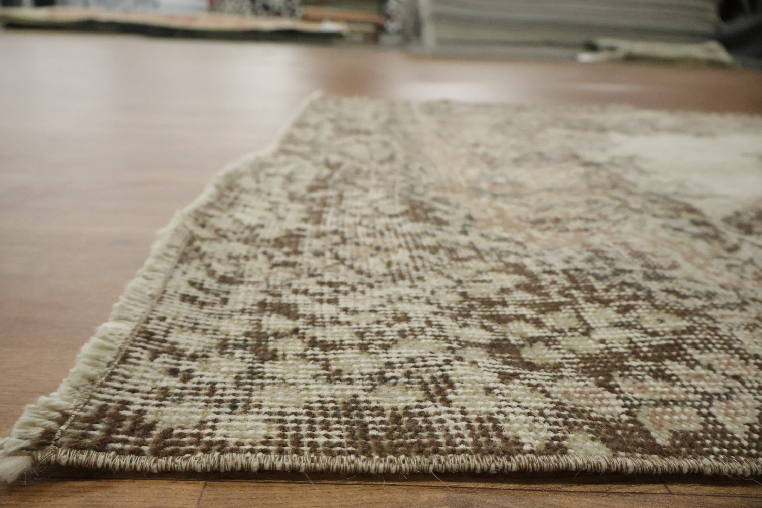 Timeless Elegance: Traditional Floral Area Rug for Living Spaces 4x7