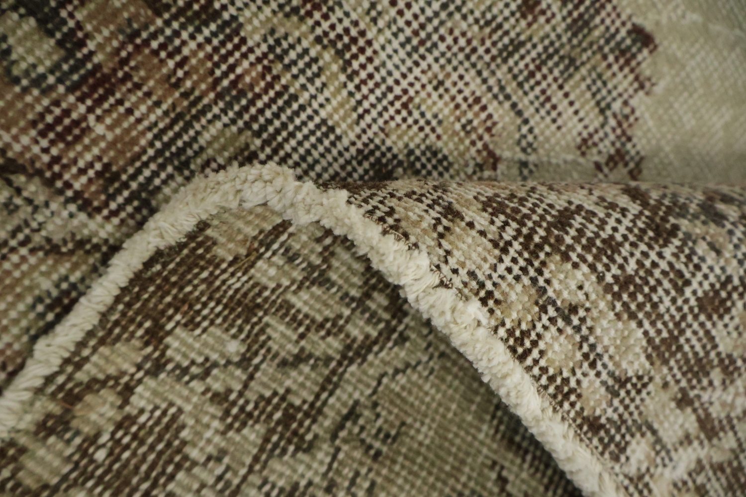 Timeless Elegance: Traditional Floral Area Rug for Living Spaces 4x7