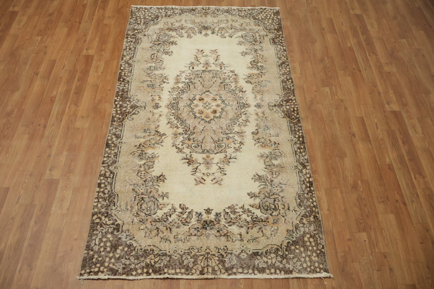 Ornate Floral Motif Rug for a Classic Living Space 4x7