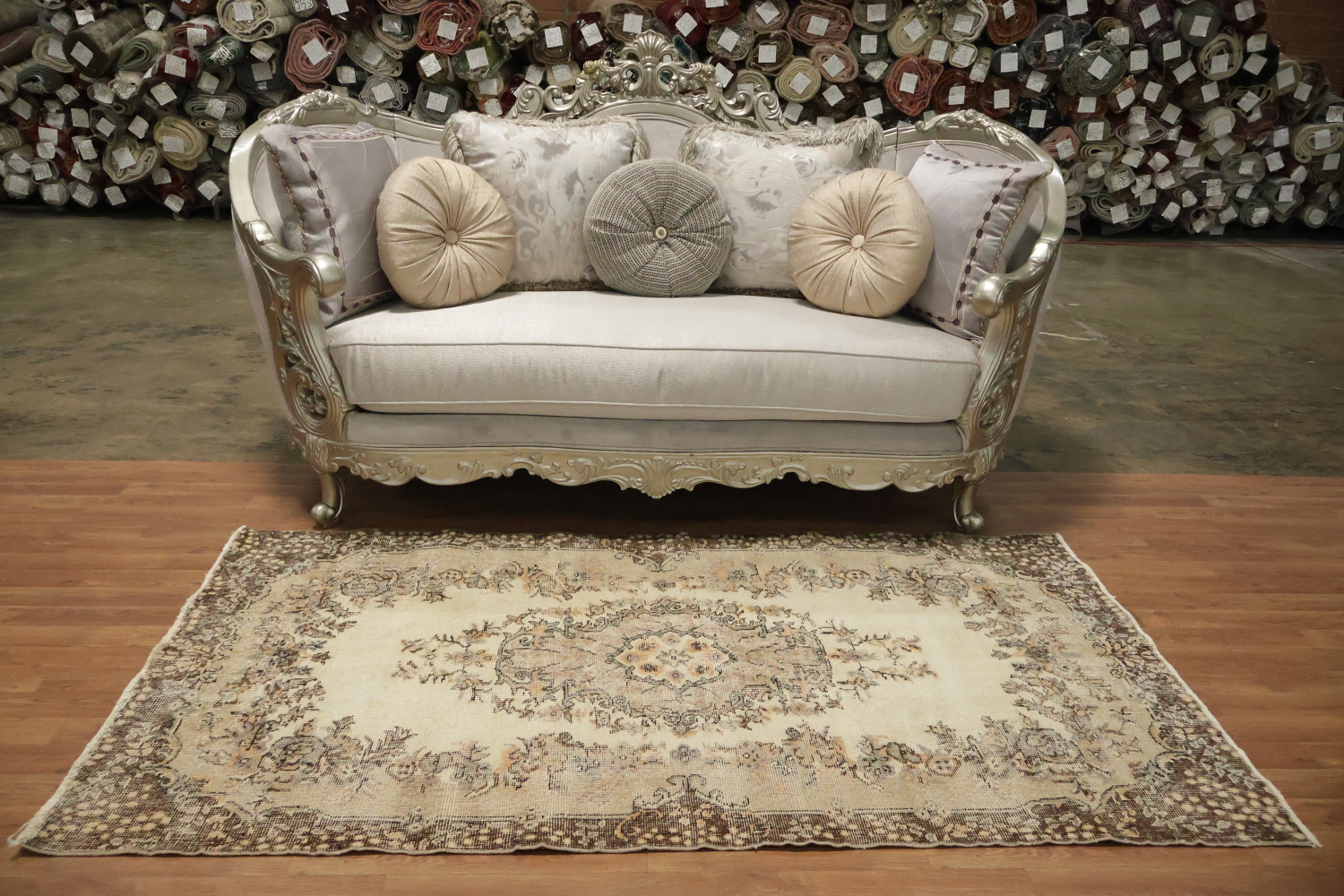 Ornate Floral Motif Rug for a Classic Living Space 4x7