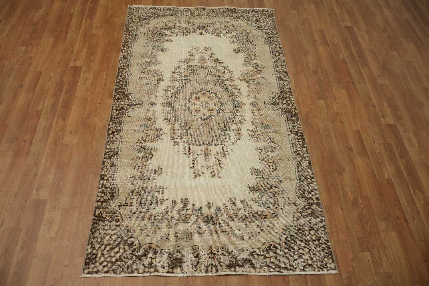 Ornate Floral Motif Rug for a Classic Living Space 4x7