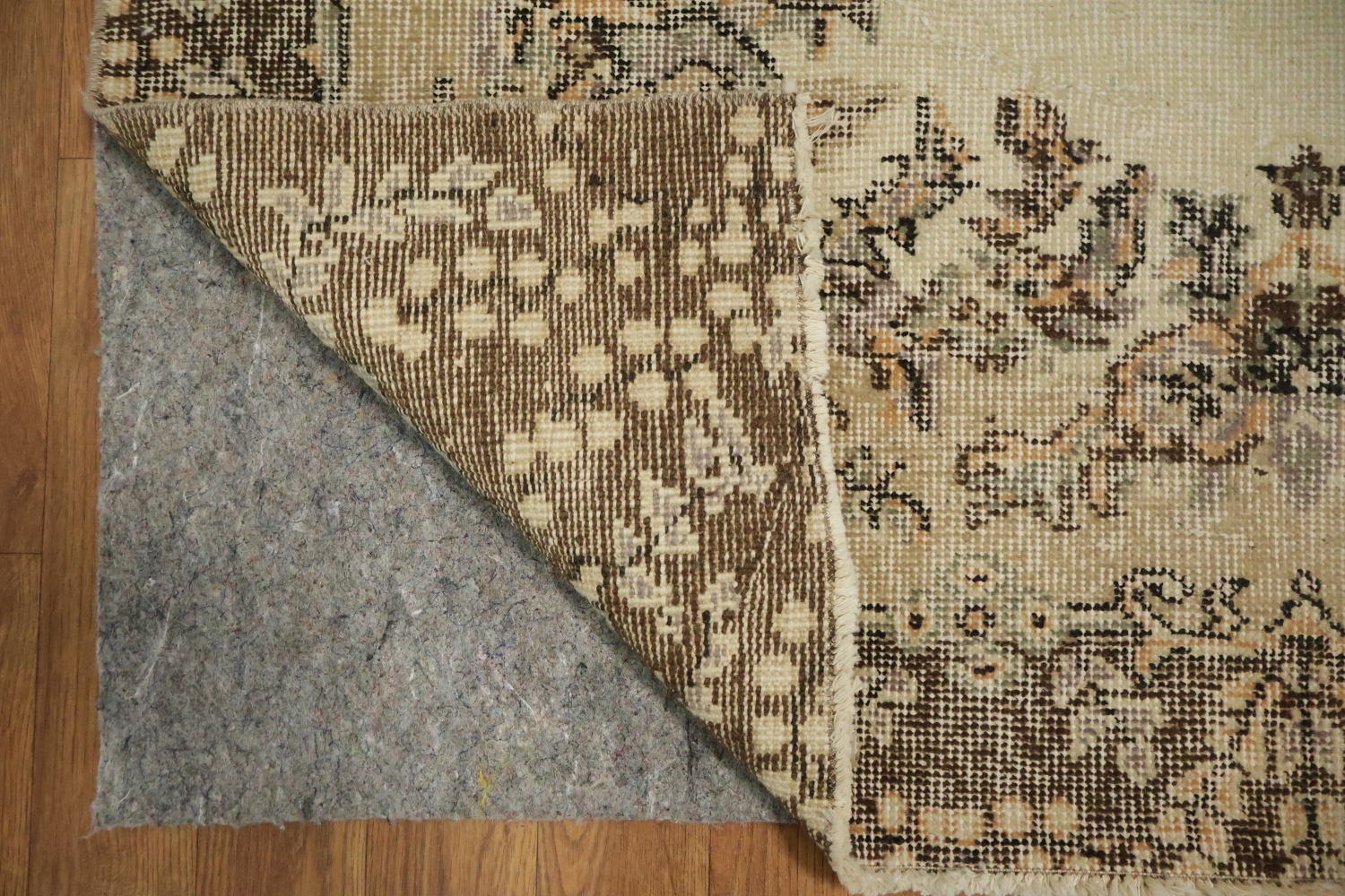 Ornate Floral Motif Rug for a Classic Living Space 4x7
