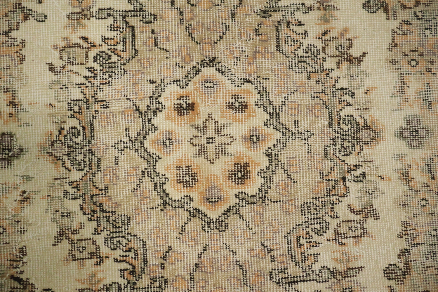 Ornate Floral Motif Rug for a Classic Living Space 4x7