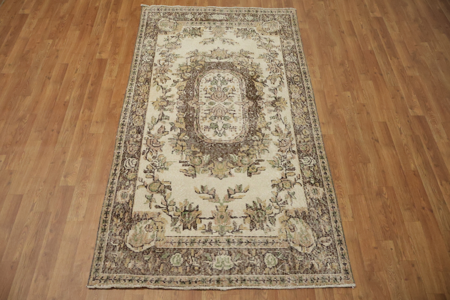 Elegant Vintage Floral Rug with Intricate Border Design 4x7