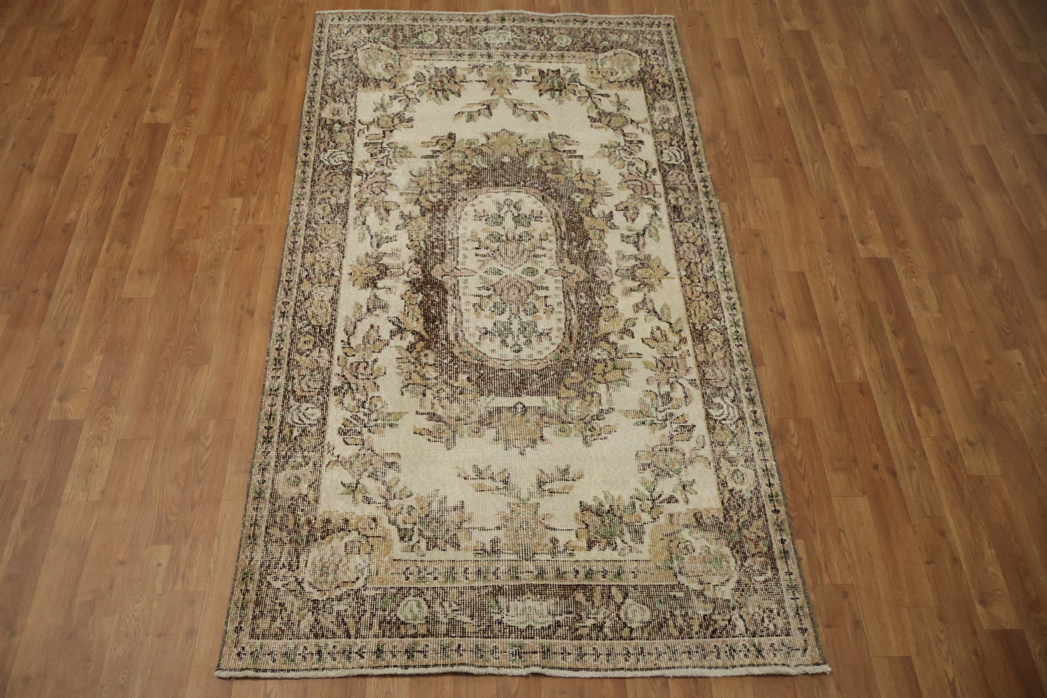 Elegant Vintage Floral Rug with Intricate Border Design 4x7
